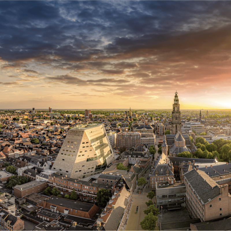 Foto van Binnenstad Groningen - Het Forum met ondergaande zon - Hoge resolutie