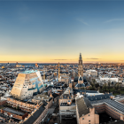 Het Forum Groningen te midden van de skyline met de Martinitoren en rode daken vanuit de lucht