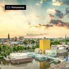 De Museumbrug in Groningen met zonnestralen die door de wolken breken bij het hoofdstation