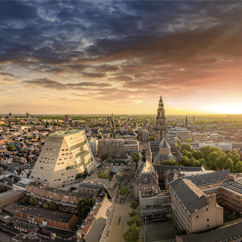 Foto van de skyline van Groningen in de avond