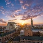 Het Forum en de Martinitoren in Groningen tijdens de blauwe avondschemering