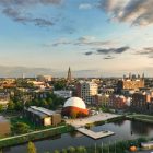 Het stadsstrand bij DOT Groningen met uitzicht op de Martinitoren en het Forum aan de horizon