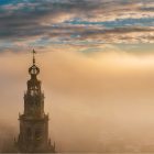Foto van de Martinitoren in dikke mist - Groningen